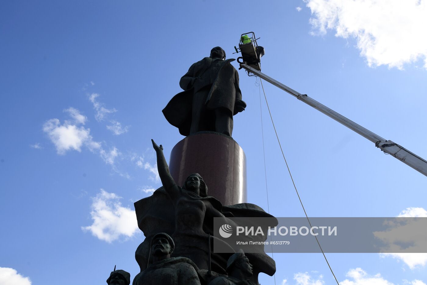 Помывка памятников в Москве