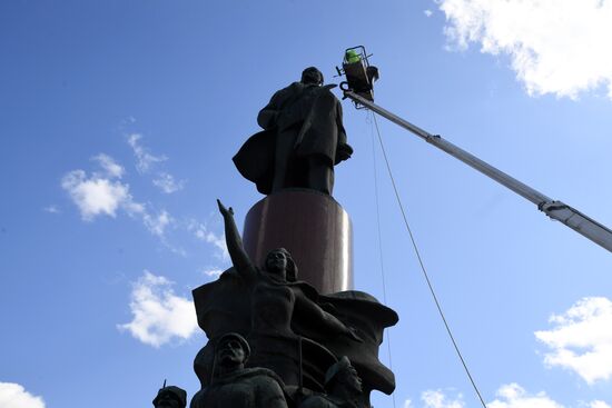 Помывка памятников в Москве