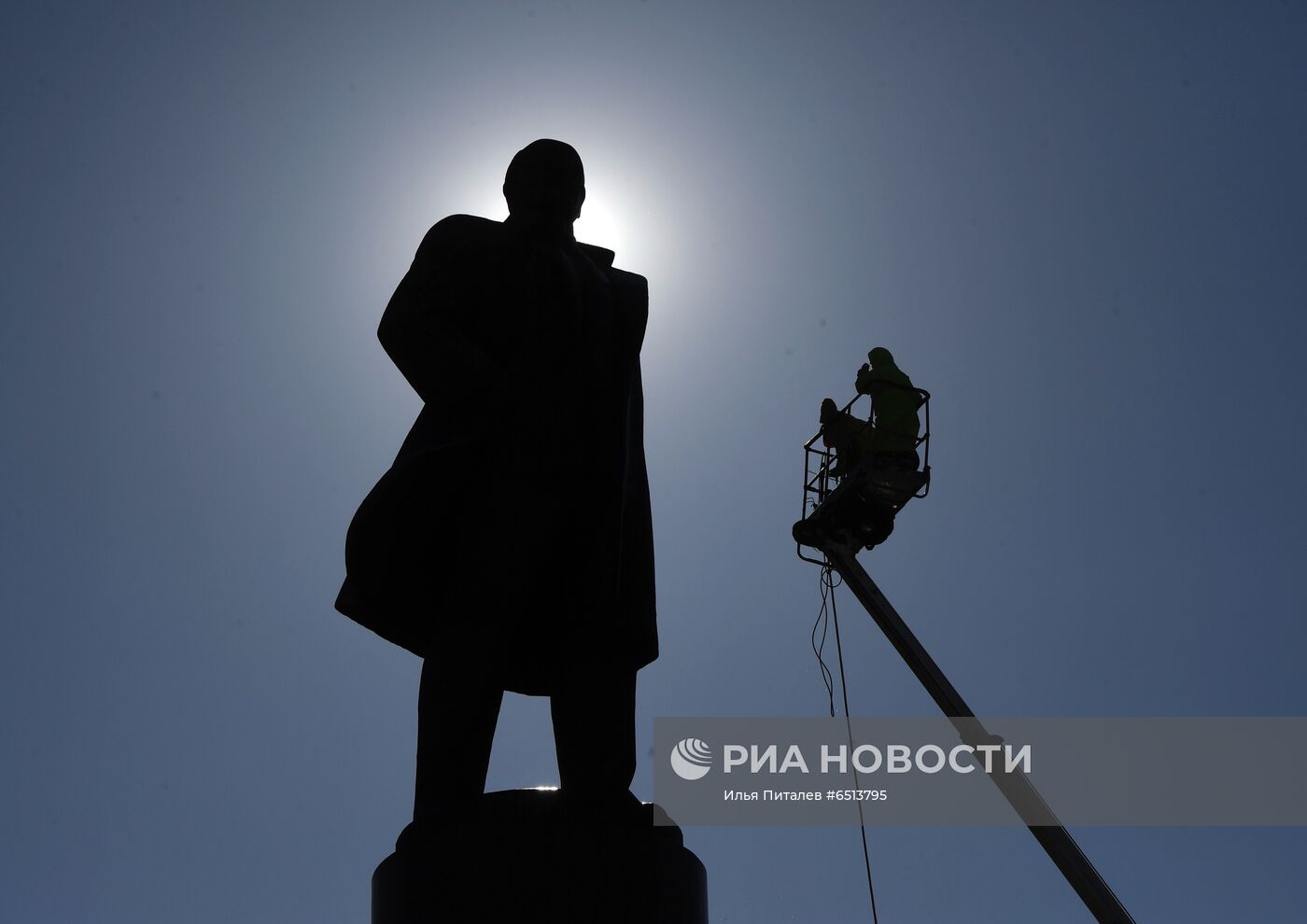 Помывка памятников в Москве