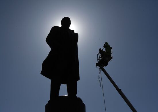 Помывка памятников в Москве