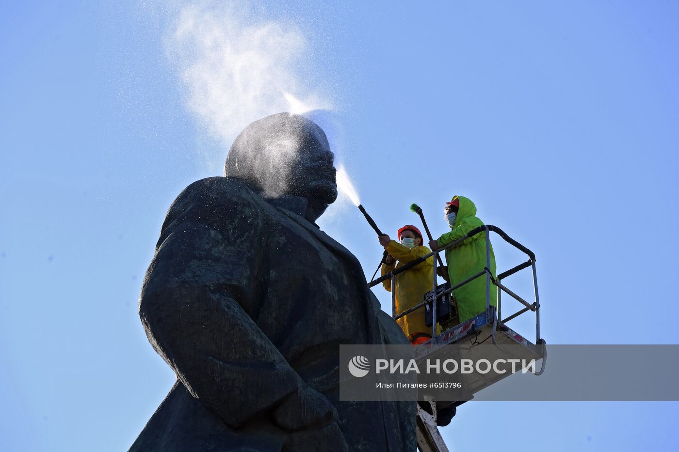 Помывка памятников в Москве