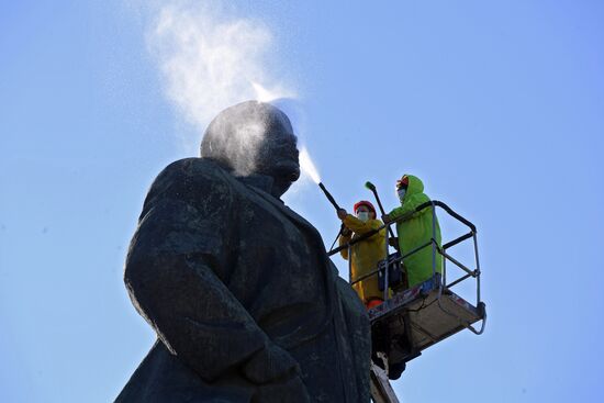Помывка памятников в Москве