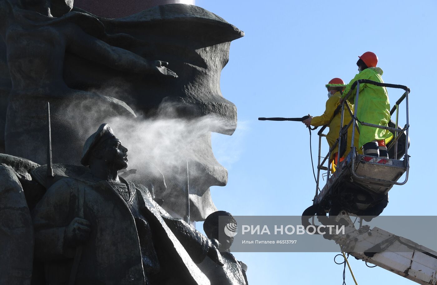 Помывка памятников в Москве