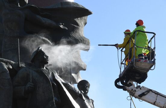 Помывка памятников в Москве