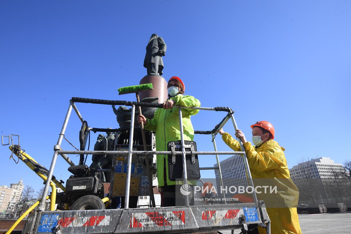 Помывка памятников в Москве