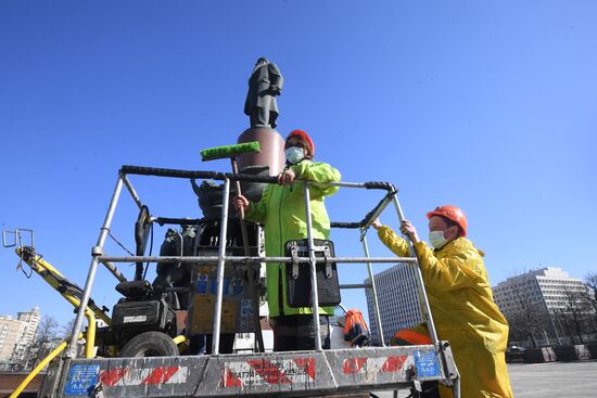 Помывка памятников в Москве