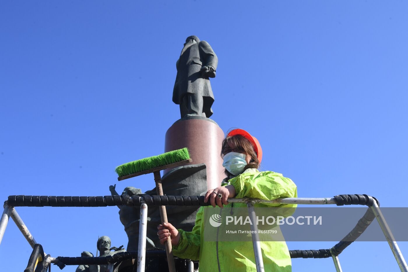 Помывка памятников в Москве