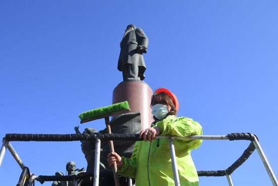 Помывка памятников в Москве