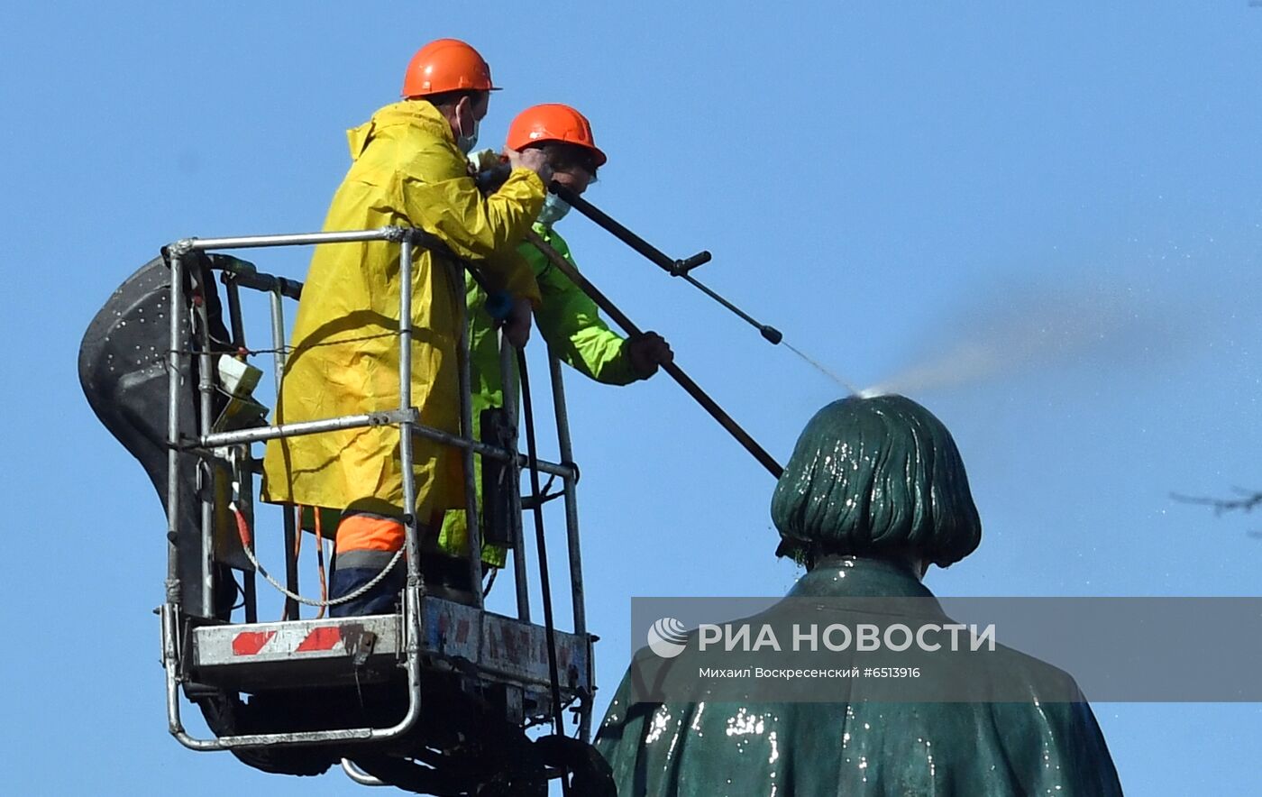 Помывка памятников в Москве