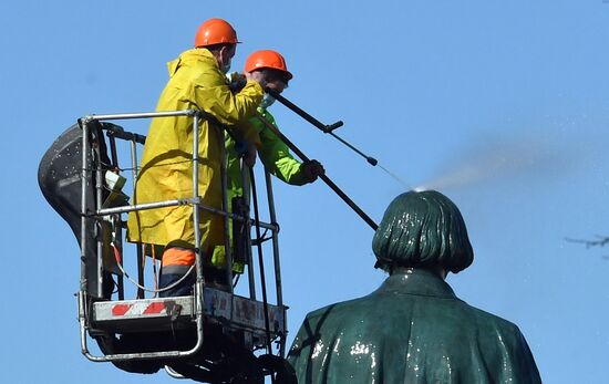 Помывка памятников в Москве