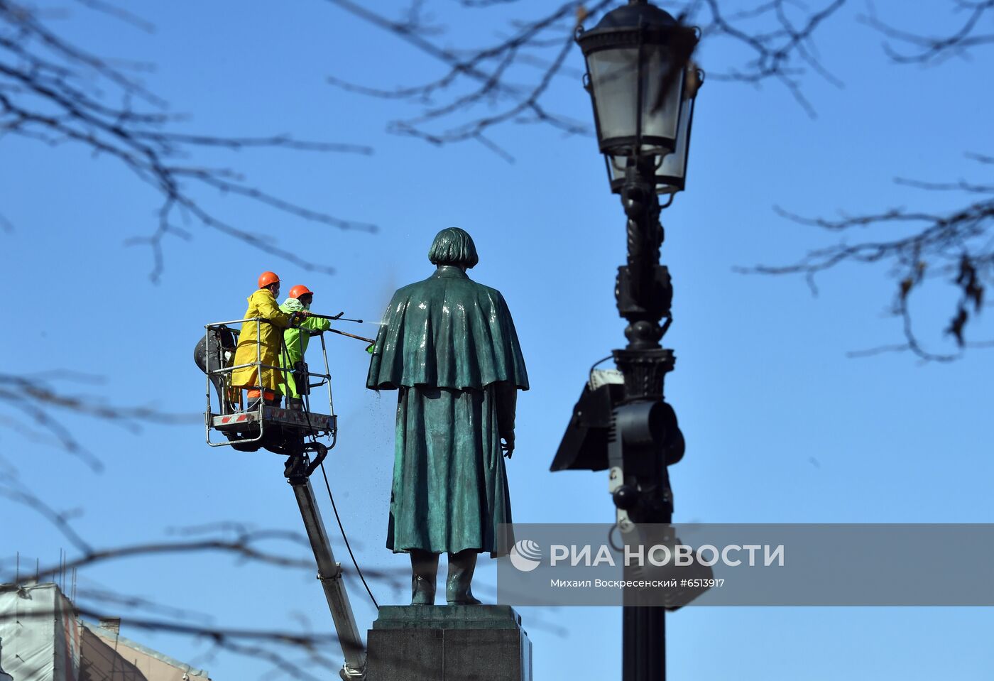 Помывка памятников в Москве