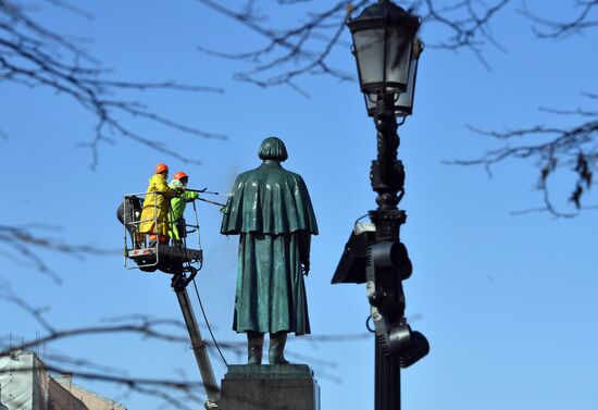 Помывка памятников в Москве