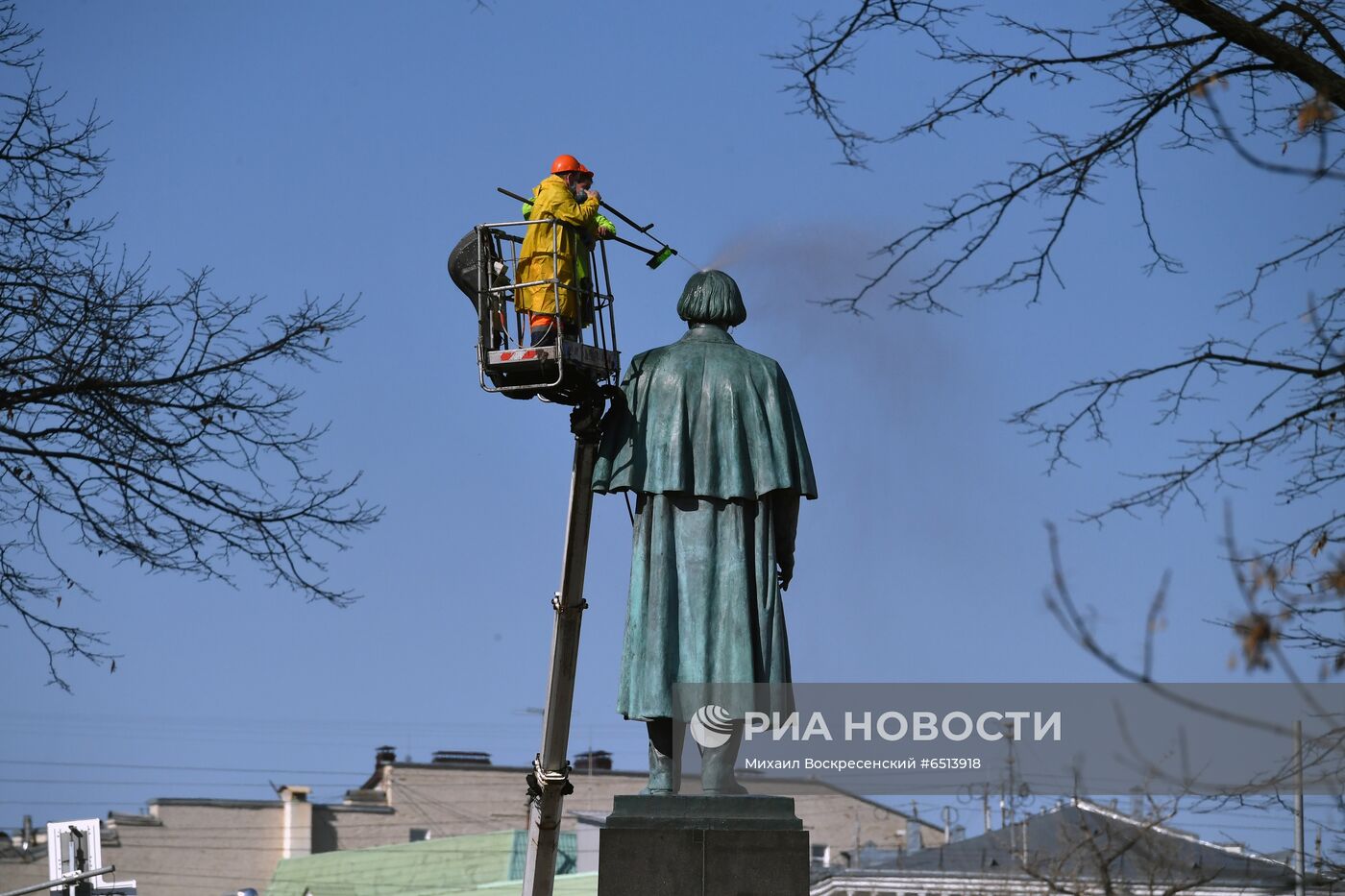 Помывка памятников в Москве