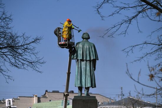 Помывка памятников в Москве