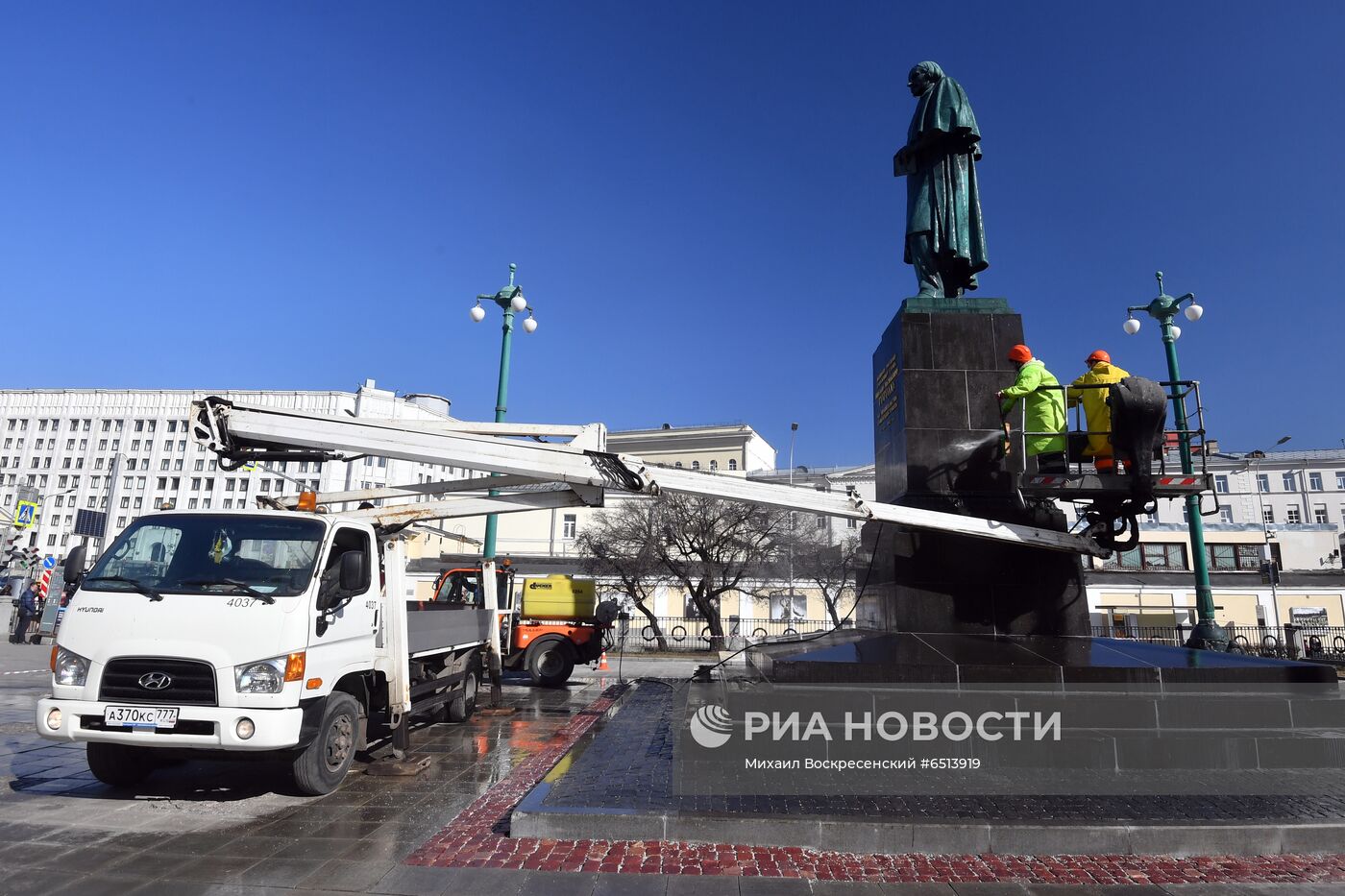 Помывка памятников в Москве