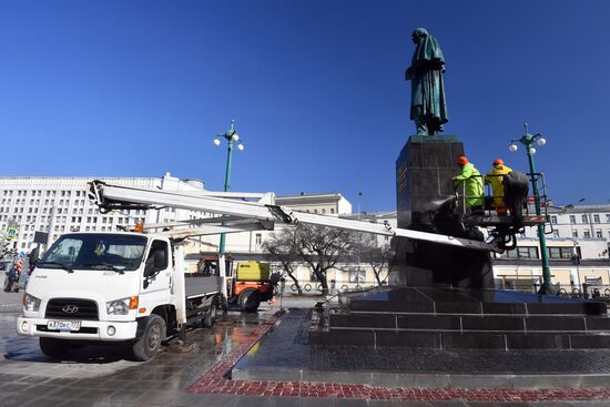 Помывка памятников в Москве