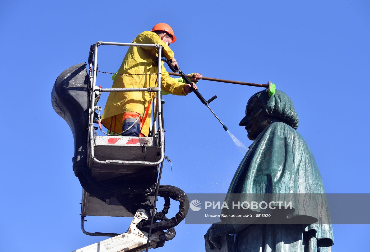 Помывка памятников в Москве