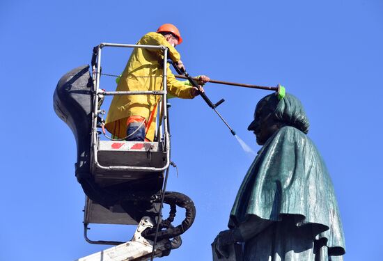 Помывка памятников в Москве