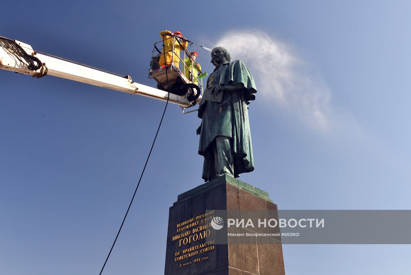 Помывка памятников в Москве