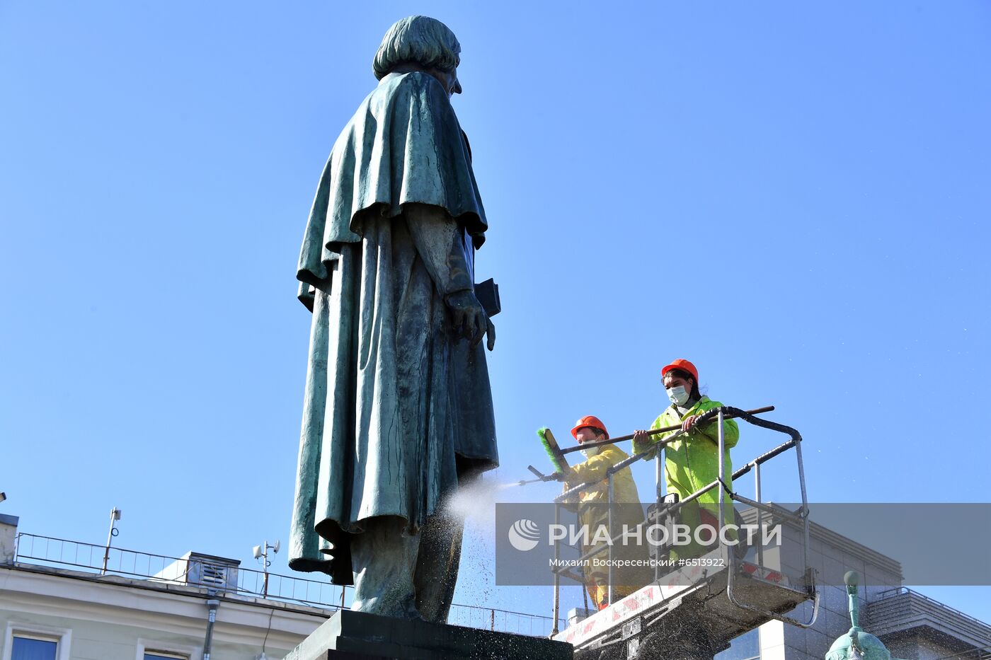 Помывка памятников в Москве