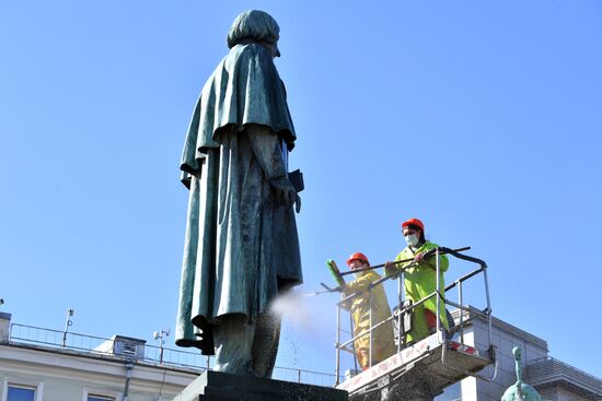 Помывка памятников в Москве