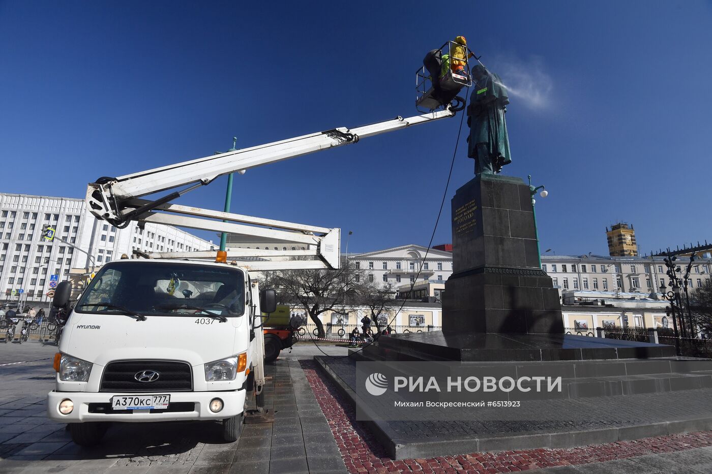 Помывка памятников в Москве