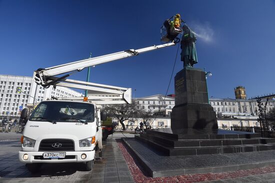 Помывка памятников в Москве