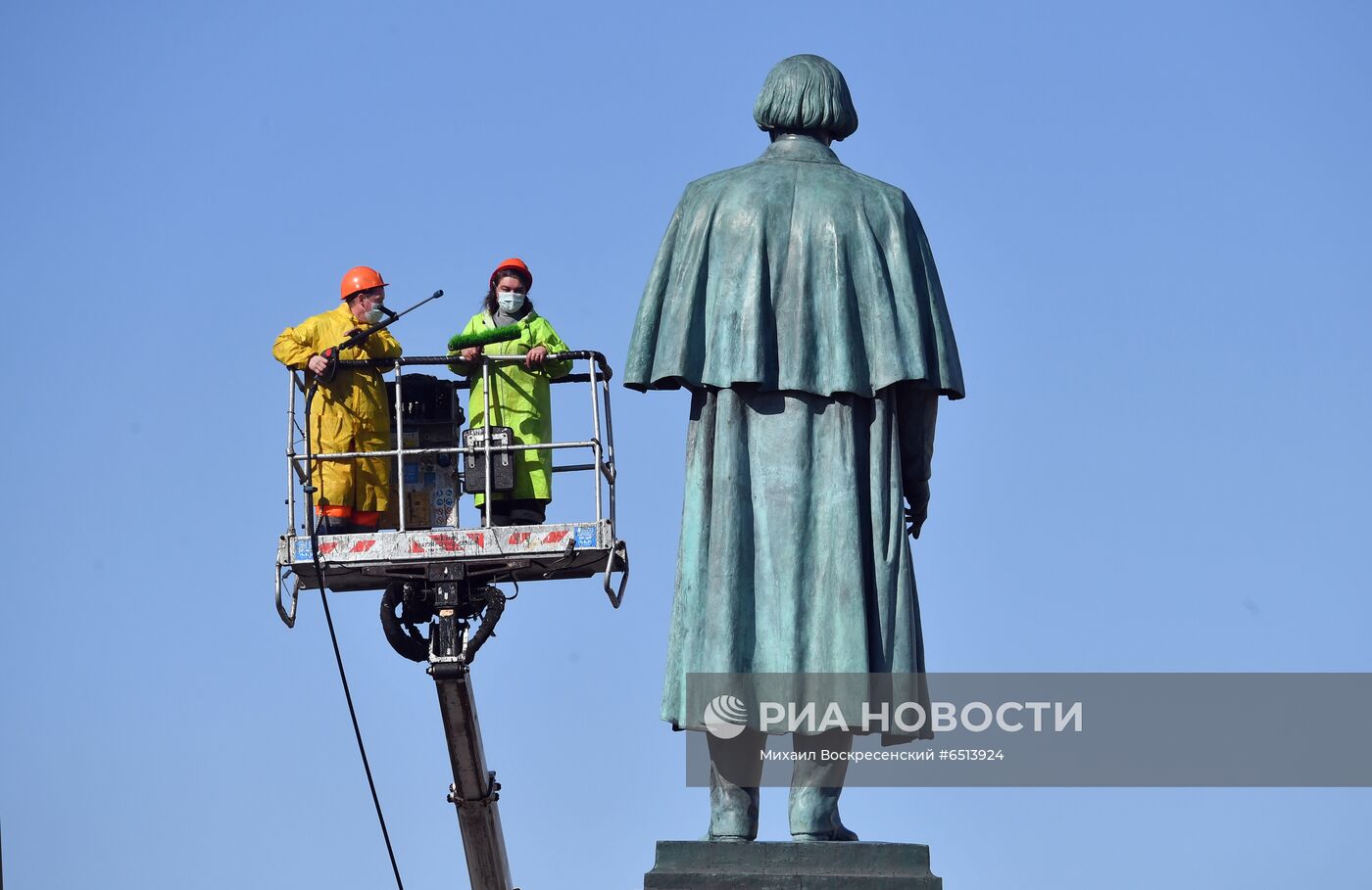 Помывка памятников в Москве