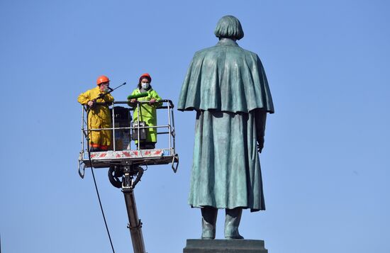 Помывка памятников в Москве