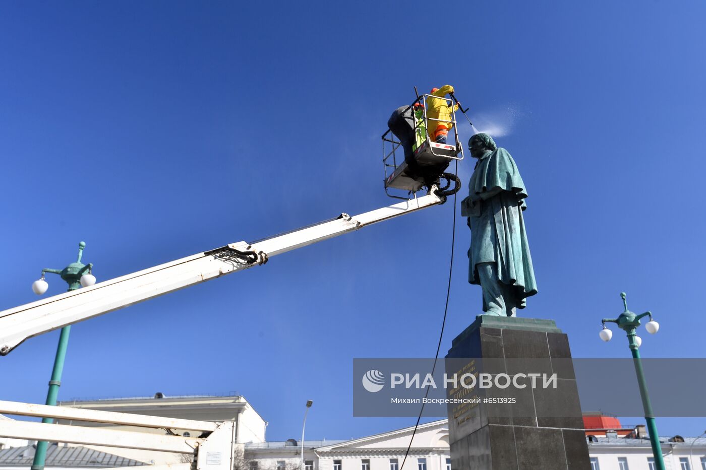Помывка памятников в Москве