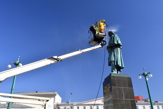 Помывка памятников в Москве
