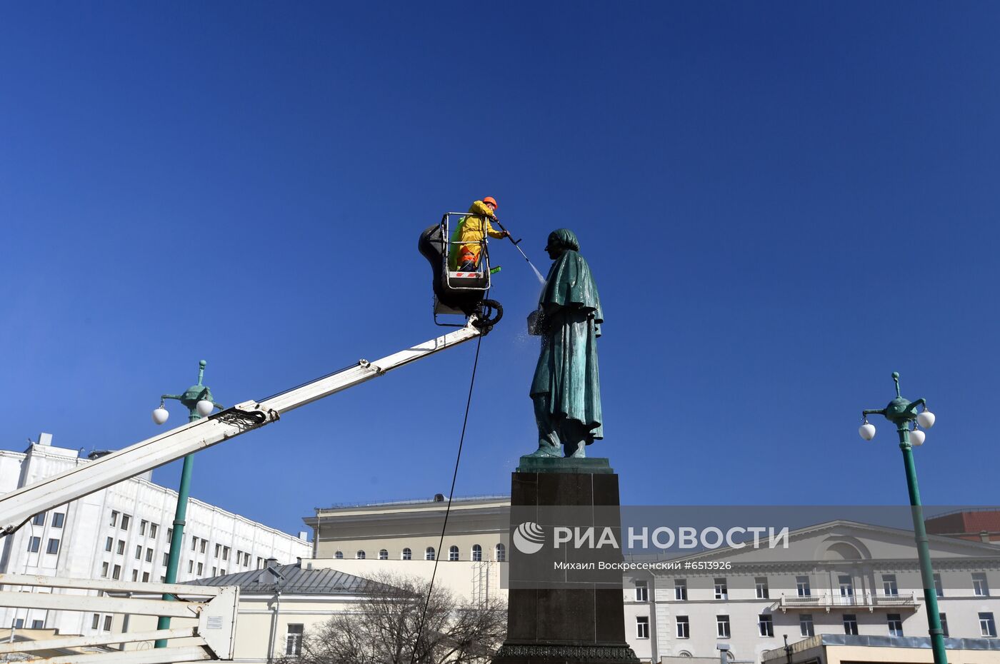 Помывка памятников в Москве