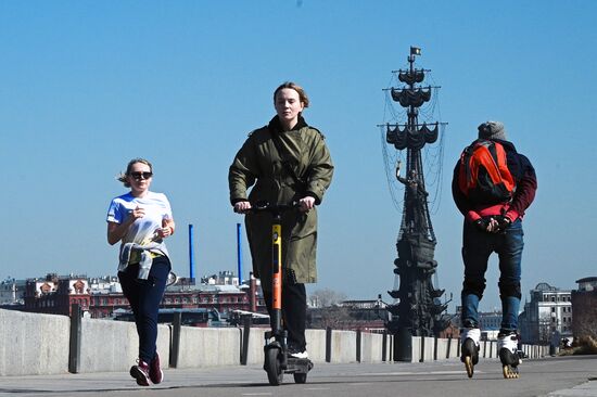 Теплая погода в Москве 