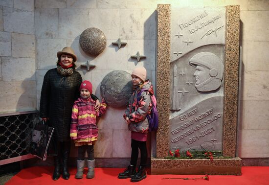 Открытие барельефа Ю. Гагарину в Новосибирске