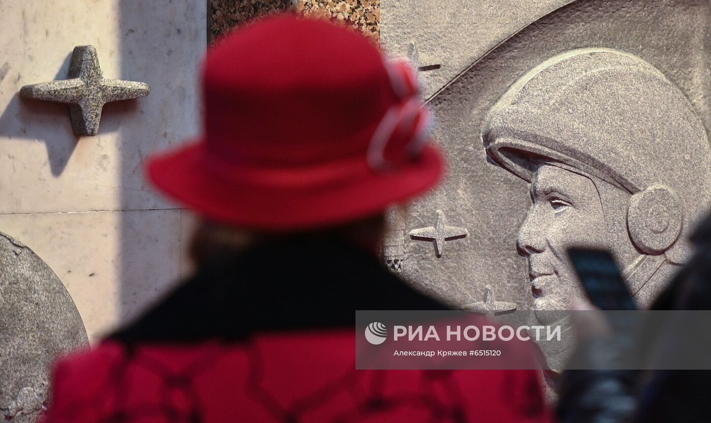 Открытие барельефа Ю. Гагарину в Новосибирске