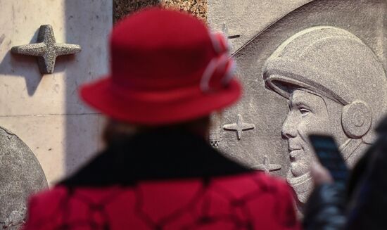 Открытие барельефа Ю. Гагарину в Новосибирске