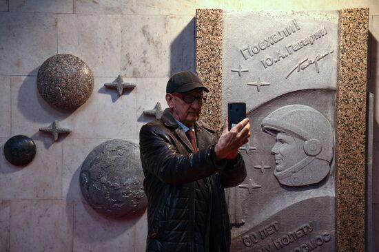 Открытие барельефа Ю. Гагарину в Новосибирске