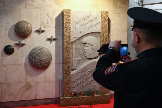 Открытие барельефа Ю. Гагарину в Новосибирске