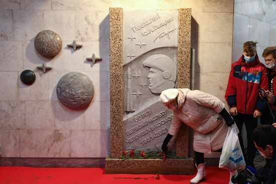 Открытие барельефа Ю. Гагарину в Новосибирске
