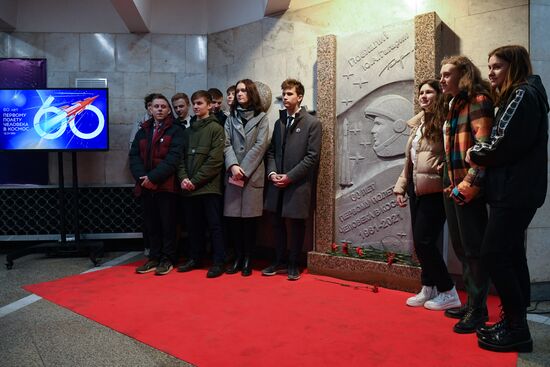 Открытие барельефа Ю. Гагарину в Новосибирске