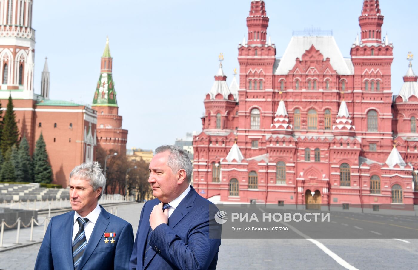 Возложение цветов к месту захоронения Ю. Гагарина у Кремлевской стены