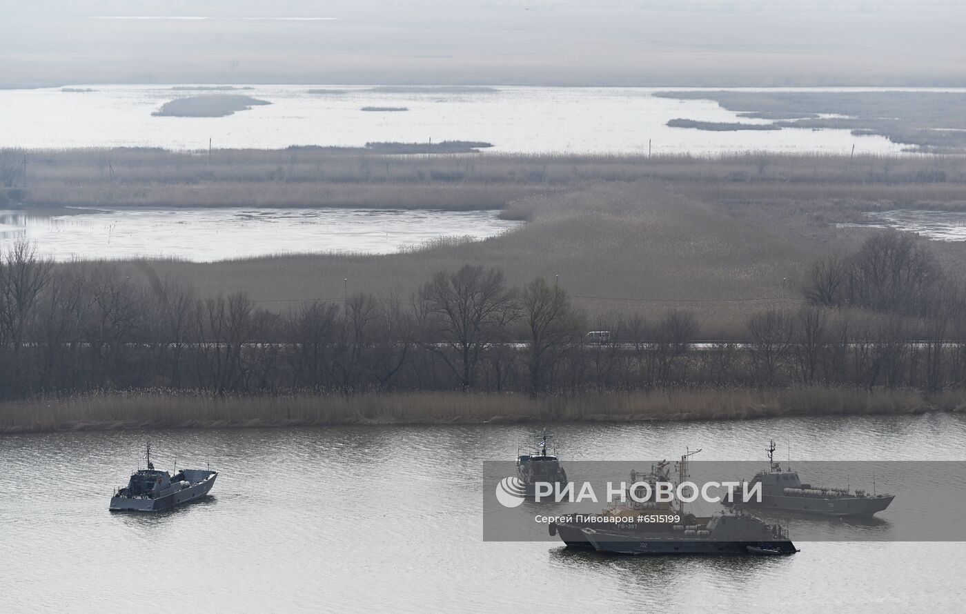 Корабли Каспийской флотилии во время межфлотского перехода из Каспийского в Черное море