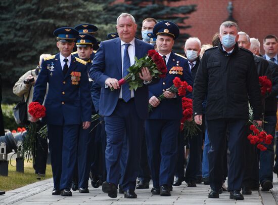 Возложение цветов к месту захоронения Ю. Гагарина у Кремлевской стены