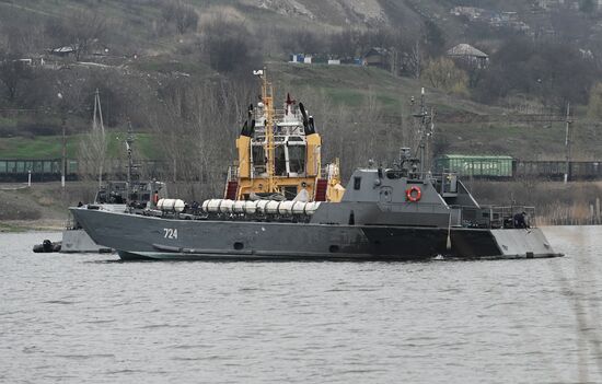 Корабли Каспийской флотилии во время межфлотского перехода из Каспийского в Черное море