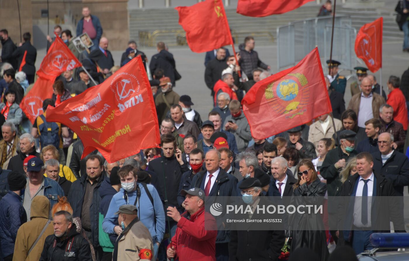 Возложение цветов к месту захоронения Ю. Гагарина у Кремлевской стены