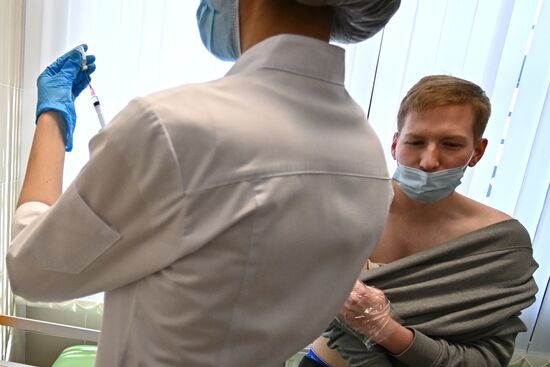  Вакцинация от COVID-19 в центре госуслуг "Мои документы"