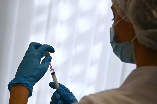  Вакцинация от COVID-19 в центре госуслуг "Мои документы"