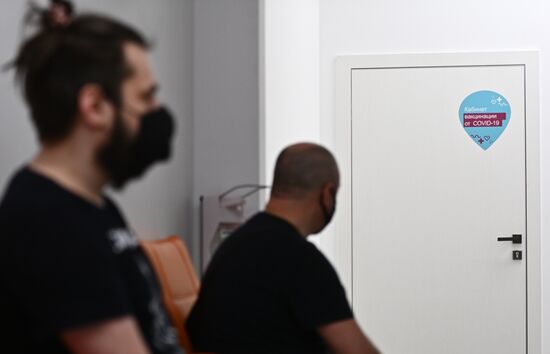  Вакцинация от COVID-19 в центре госуслуг "Мои документы"