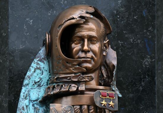 Открытие мемориальной стелы памяти космонавта А. Леонова
