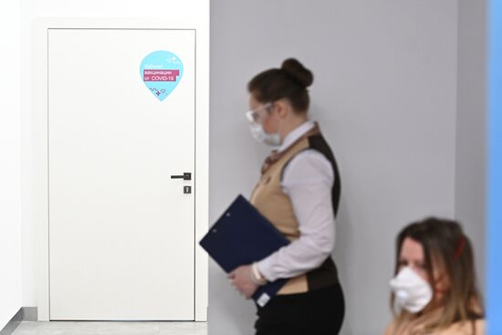  Вакцинация от COVID-19 в центре госуслуг "Мои документы"